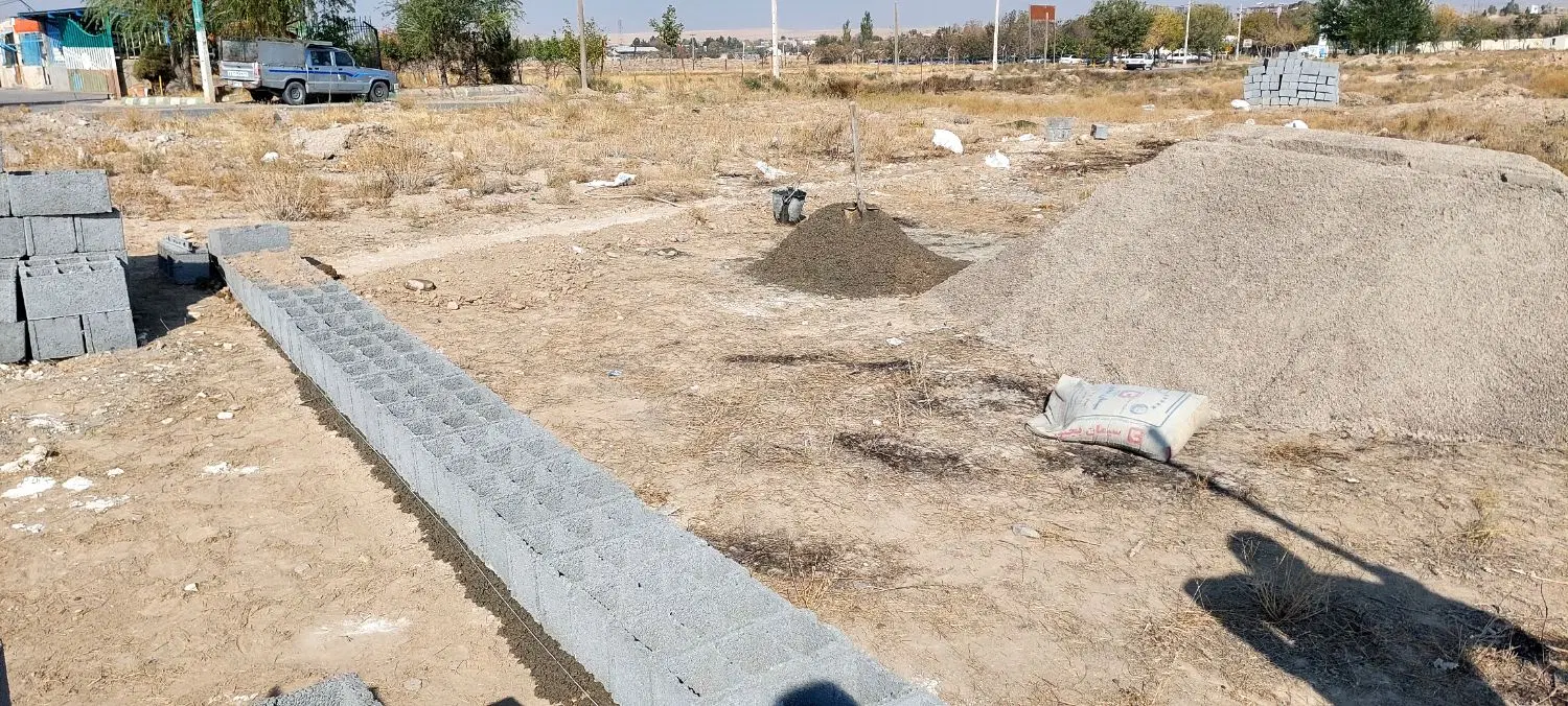 زمین دور دیوار