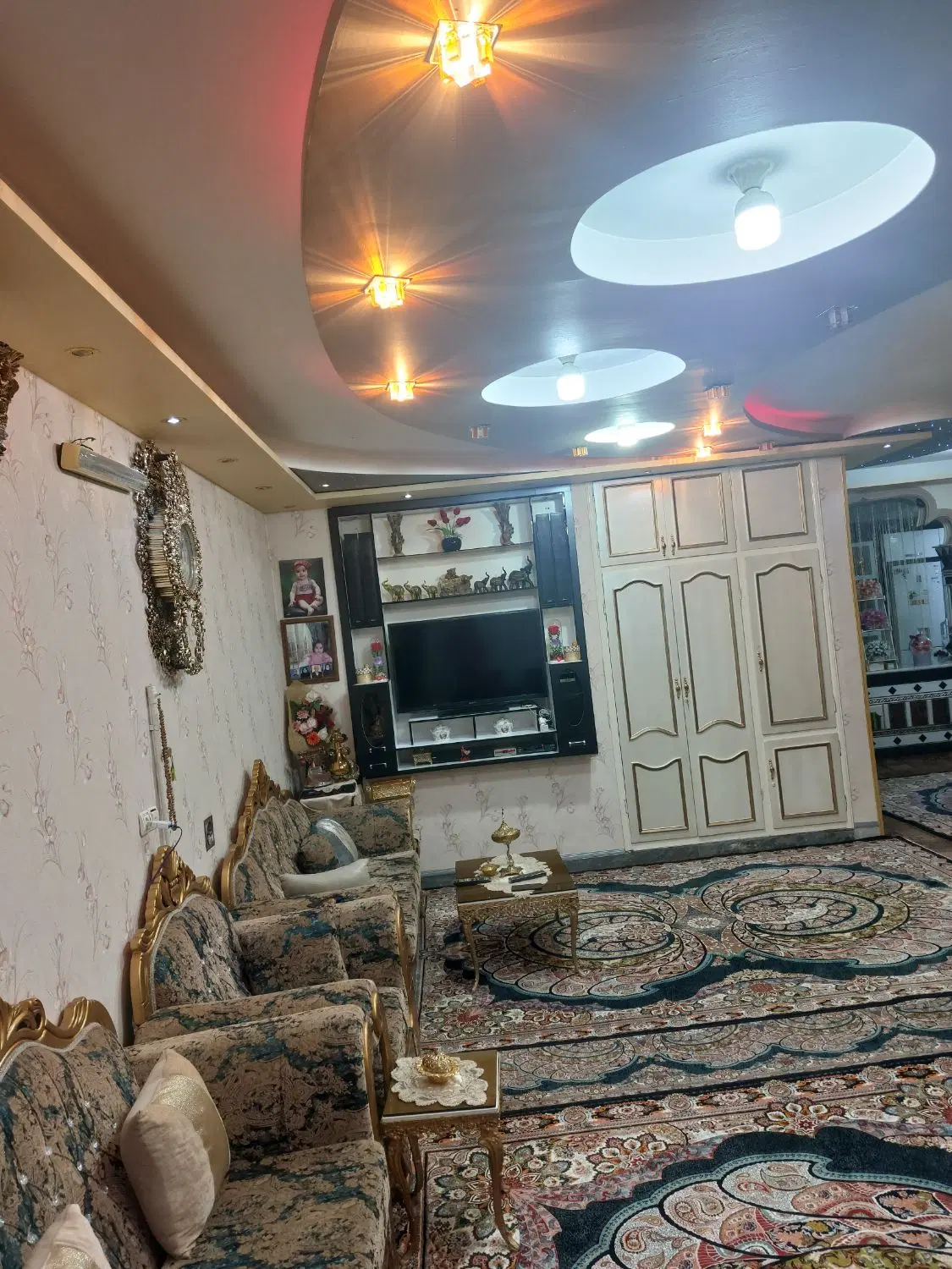 ساختمان دو طبقه تجاری و مسکونی