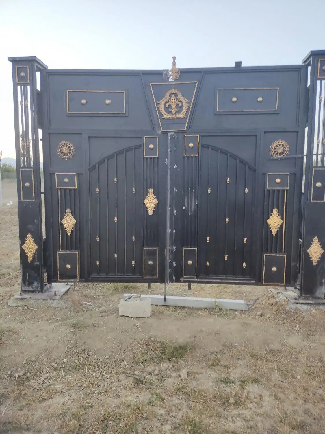 یک زمین به مساحت تقریبی 1600 مترمربع با درختان
