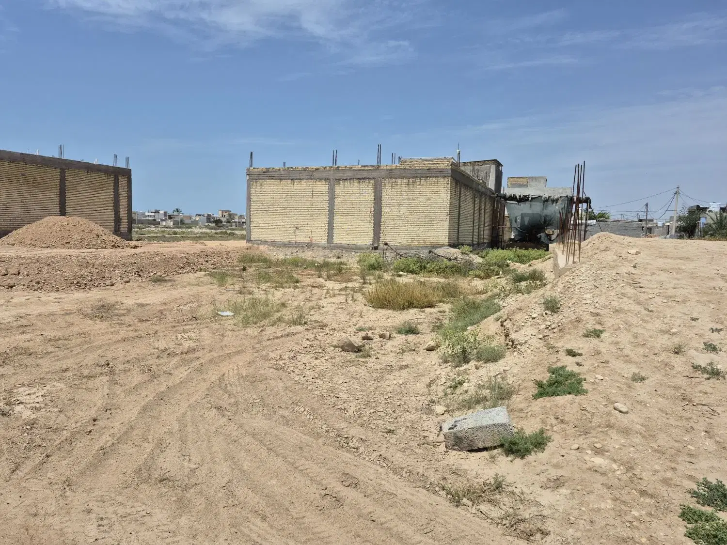 زمین پشت دره