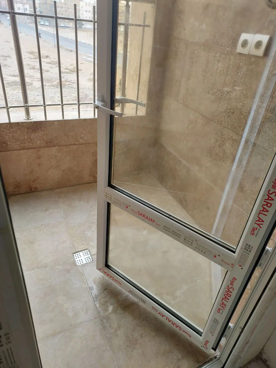 مغازه + سه واحد مسکونی نوساز برِ خیابان ابوترابی