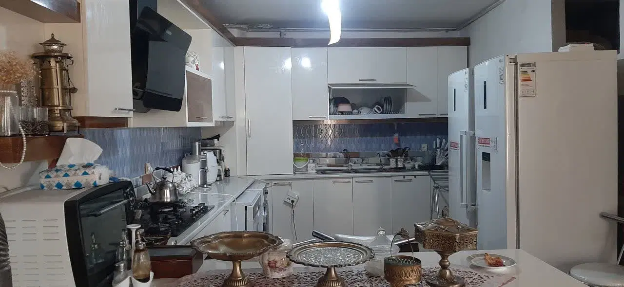 دو دوطبقه پشت هتل