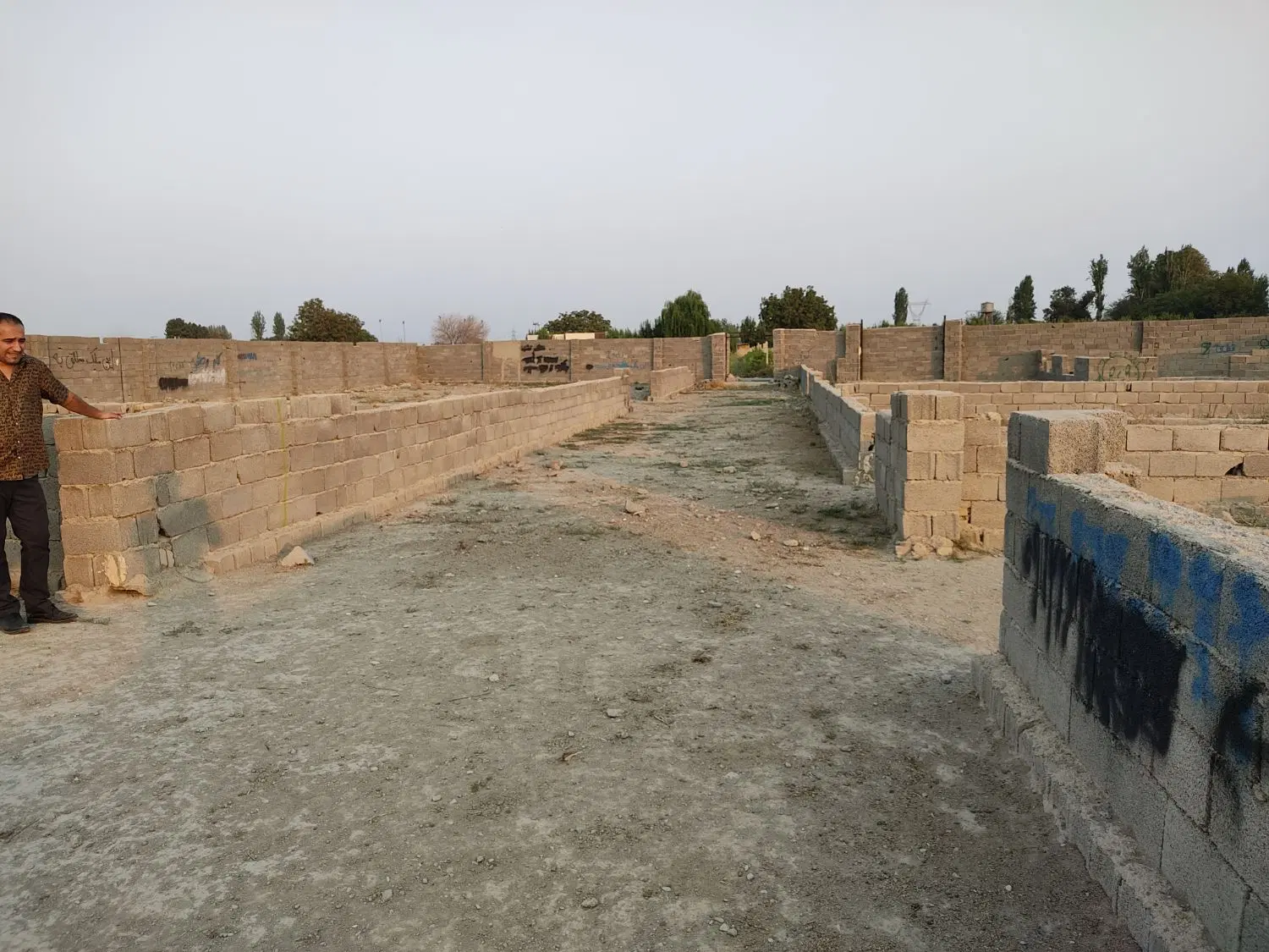 زمین چهار دیواری ۳۰۰متری