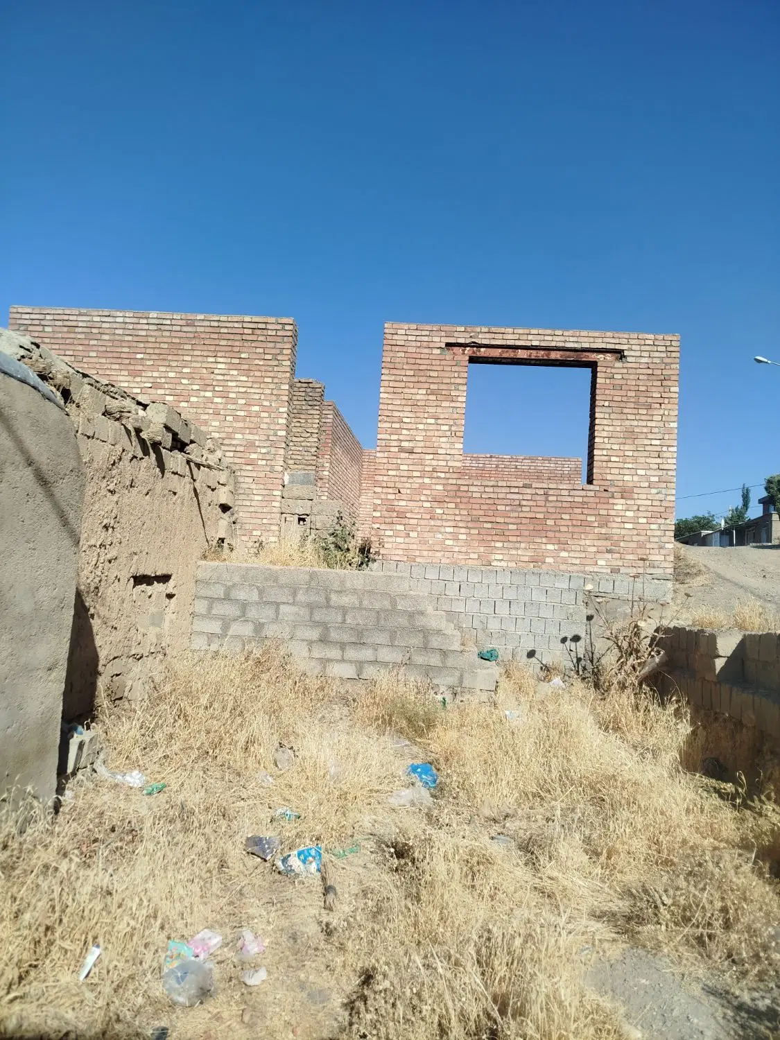خانه‌ی نیمه کاره سرا