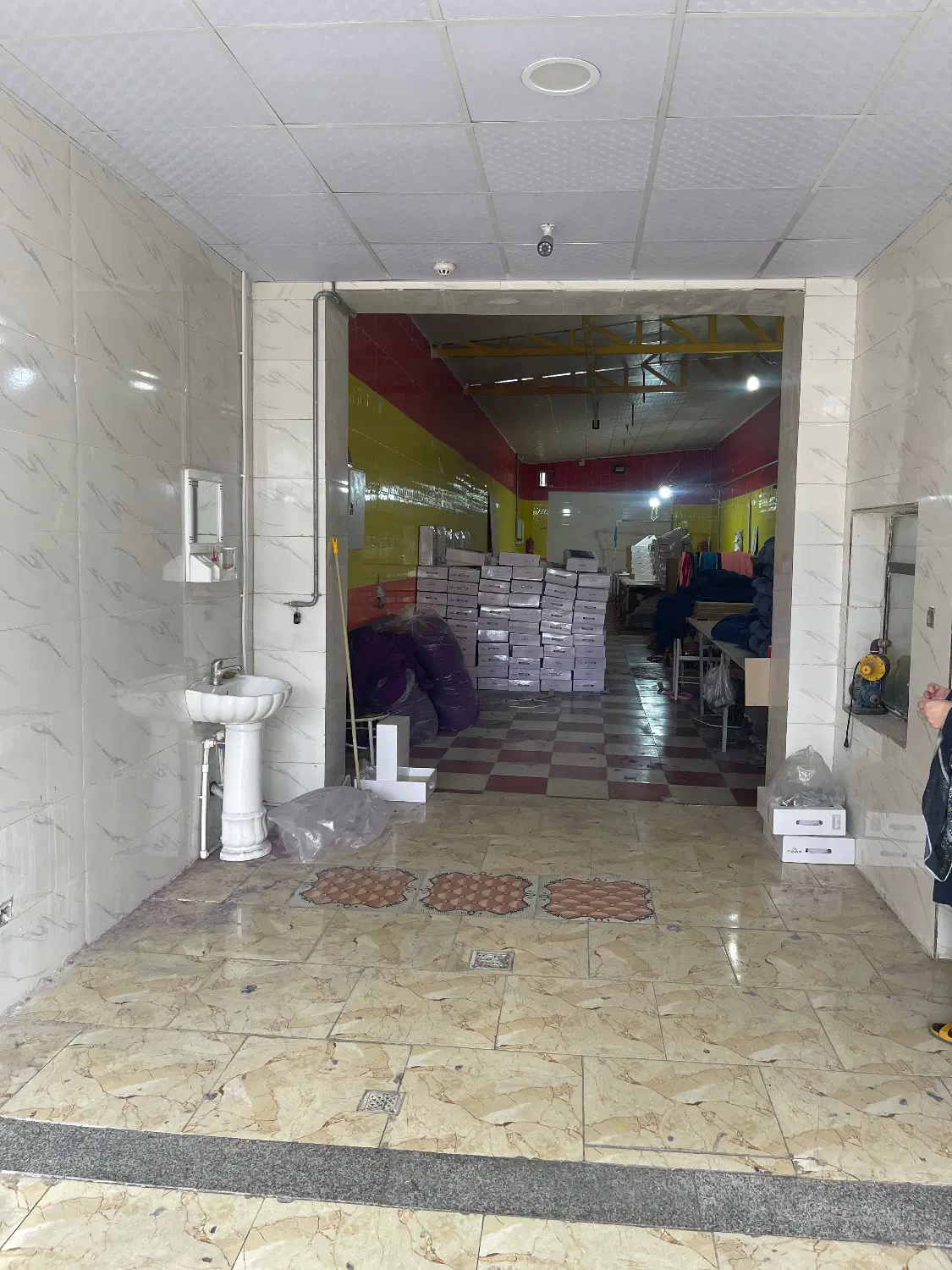 اجاره کارگاه بسیار شیک وبهداشتی دارای استخر