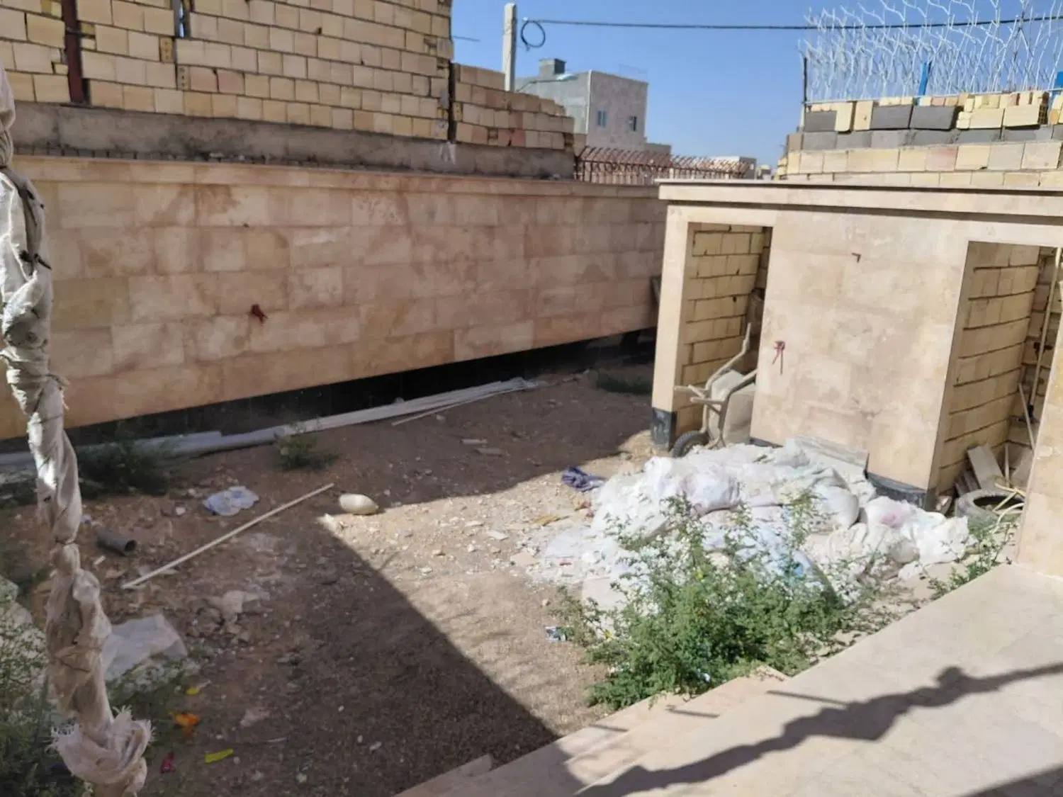 حیاط نیمه ویلایی