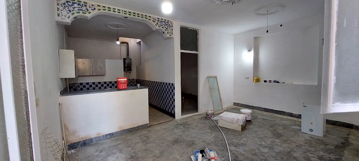 خانه پشت قواره با کوچه ۱.نیم متری درجلو