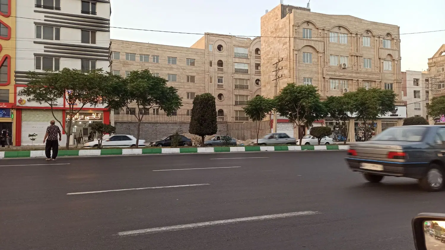 ۲۵۷ متر تجاری بر بلوار ولایت ( سه راه اندیشه)