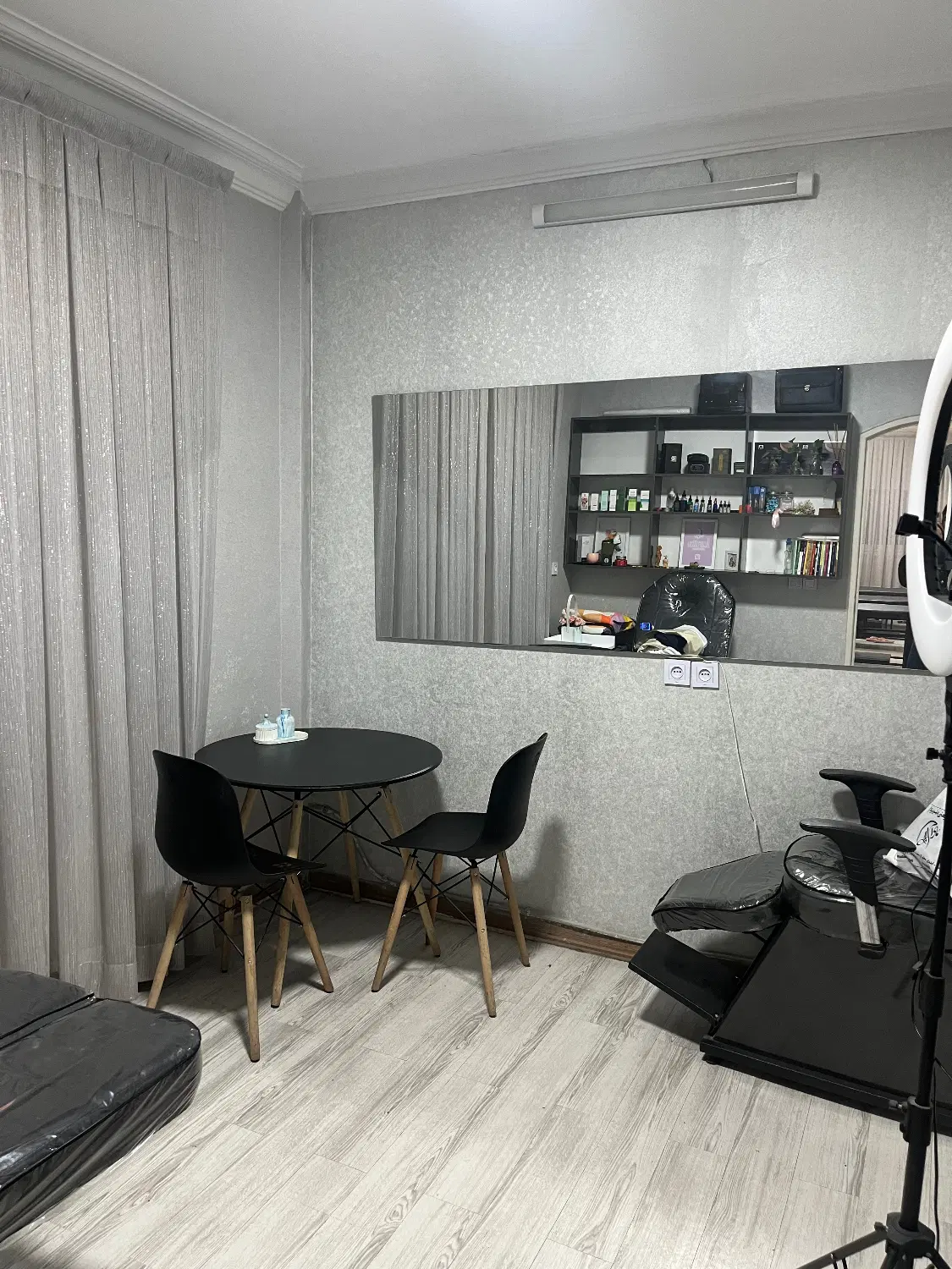 اجاره لاین در سالن پر مشتری رنگ مژه پدیکور تتودائم