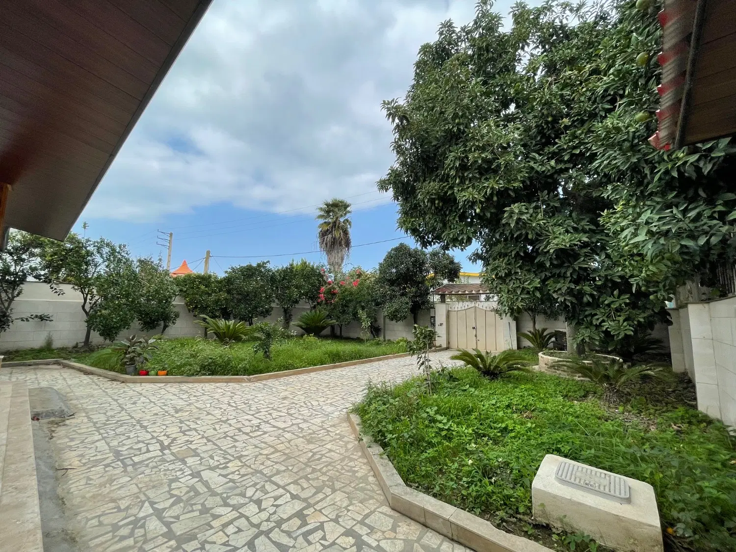 رهن و اجاره ویلا باغ ۵۰۰ متری ساحلی ، مبله