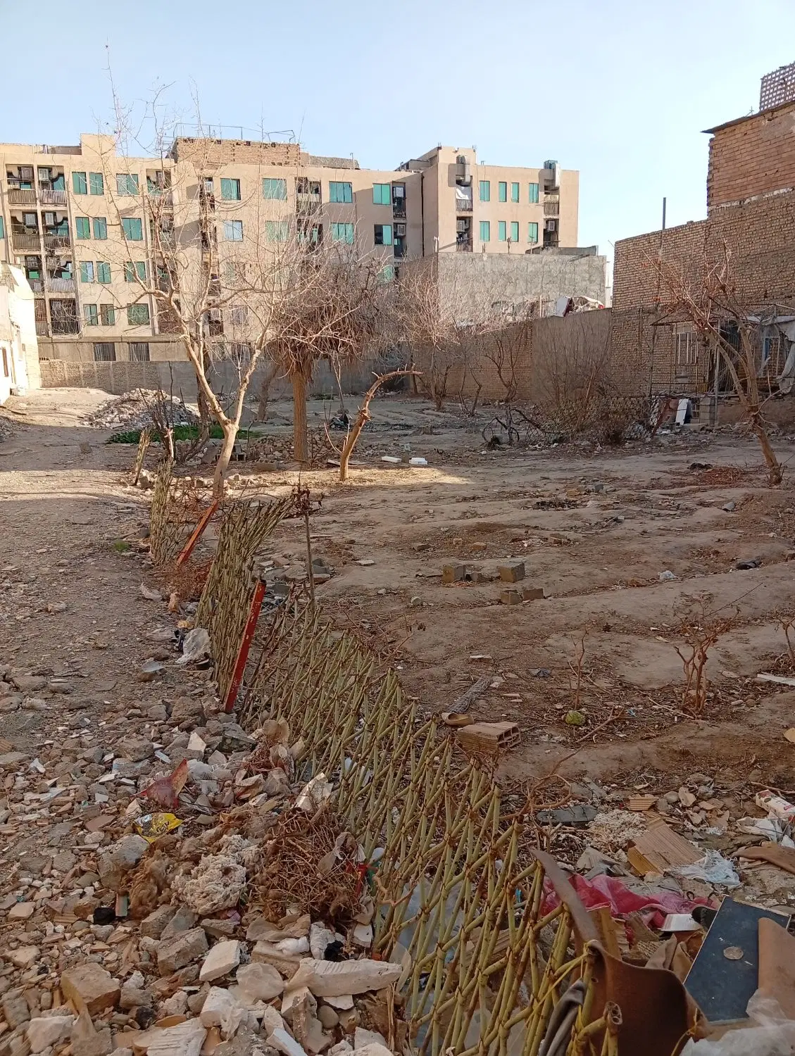 یک قطعه زمین 100متری مناسب ساخت