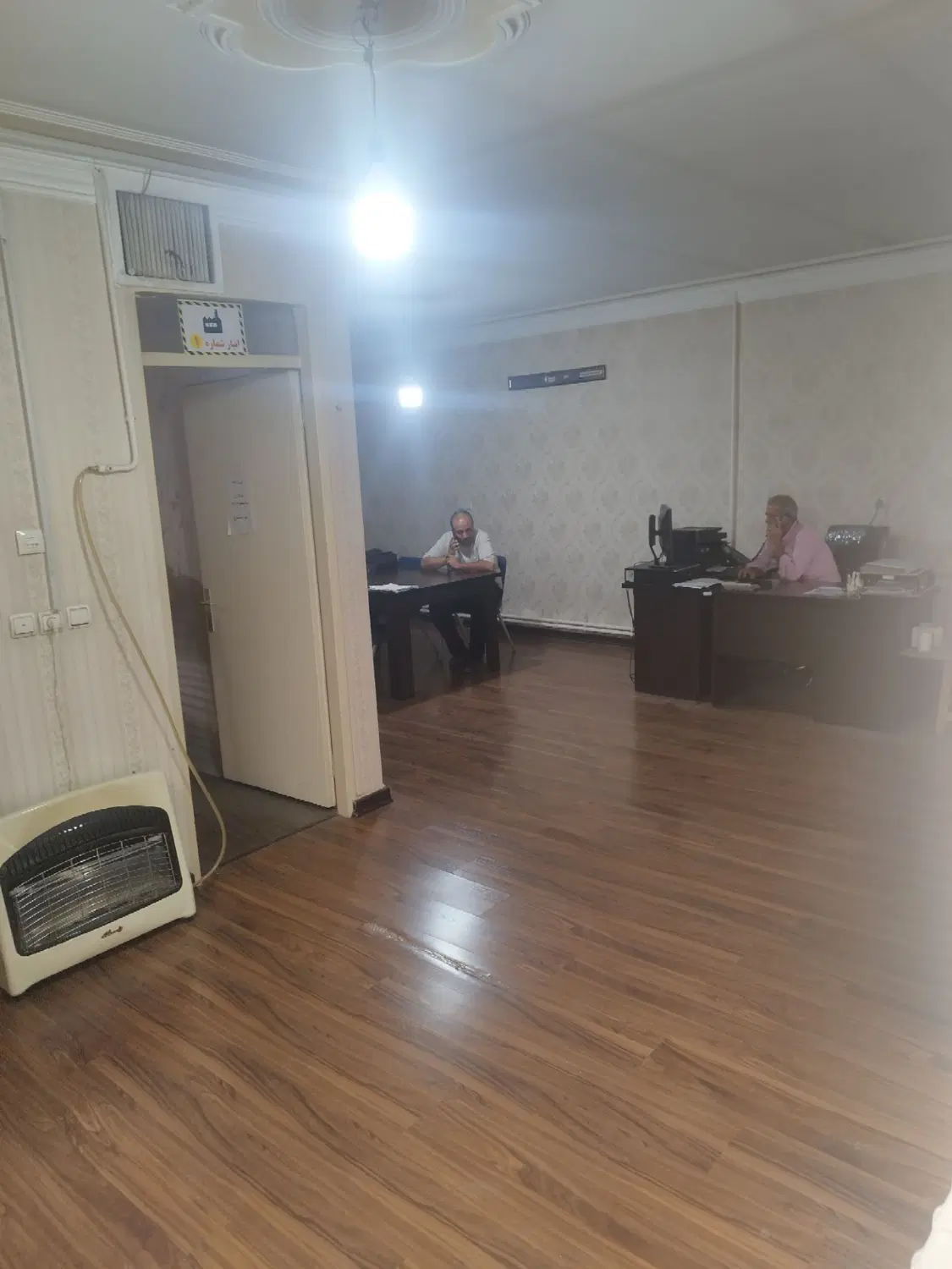 واحد اداری بر خیابان اصلی