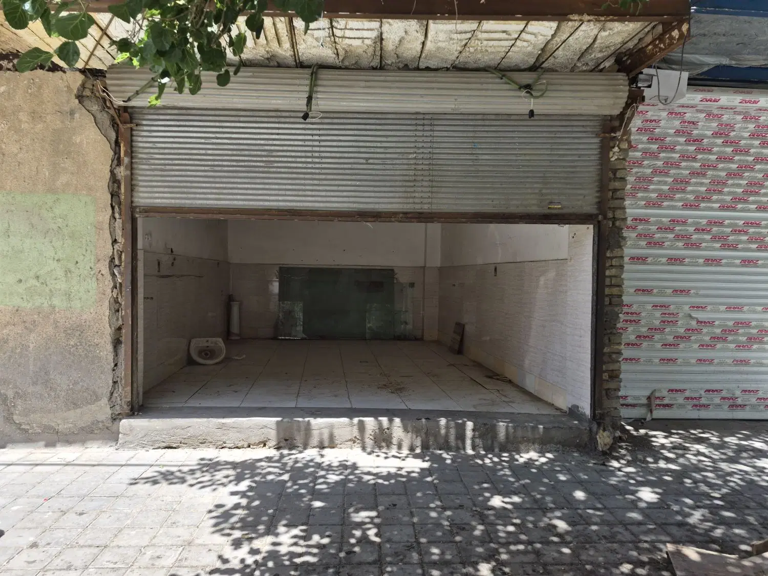 مغازه حاشیه شیشه چی