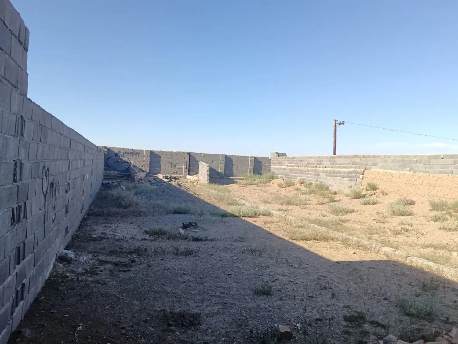 زمین  چهاردیواری