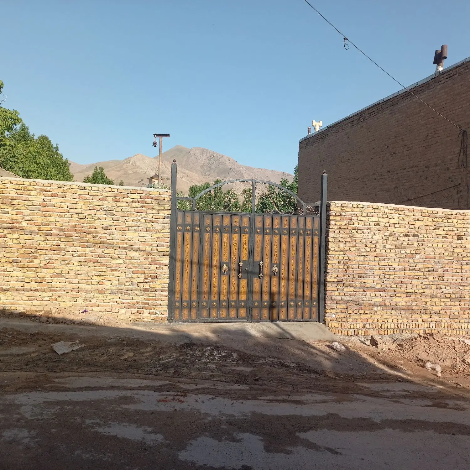 زمین چهار دیواری ۲۰۰ متری سند دار