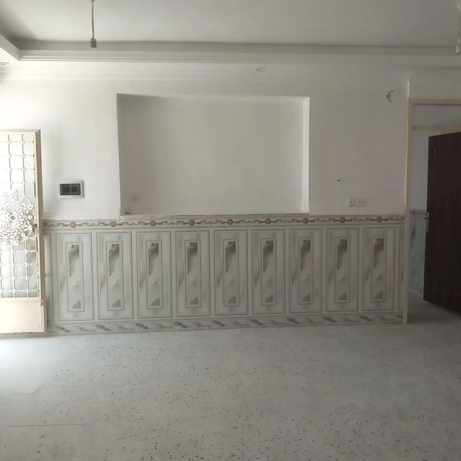 یک ساختمان نوساز با یک دهانه مغازه ایرانشهر