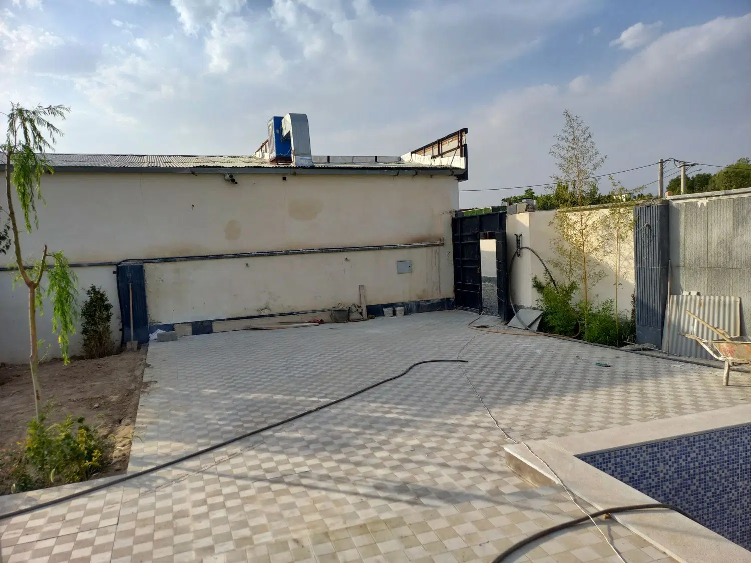 باغ ویلا ۳۳۰ متر استخر دار واقع در سرخاب