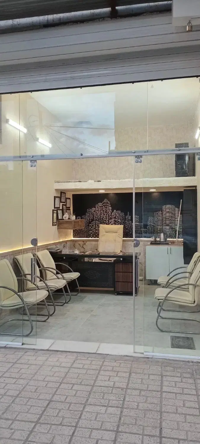 15متر مغازه تجاری داءم .4 متر بالکن تجاری
