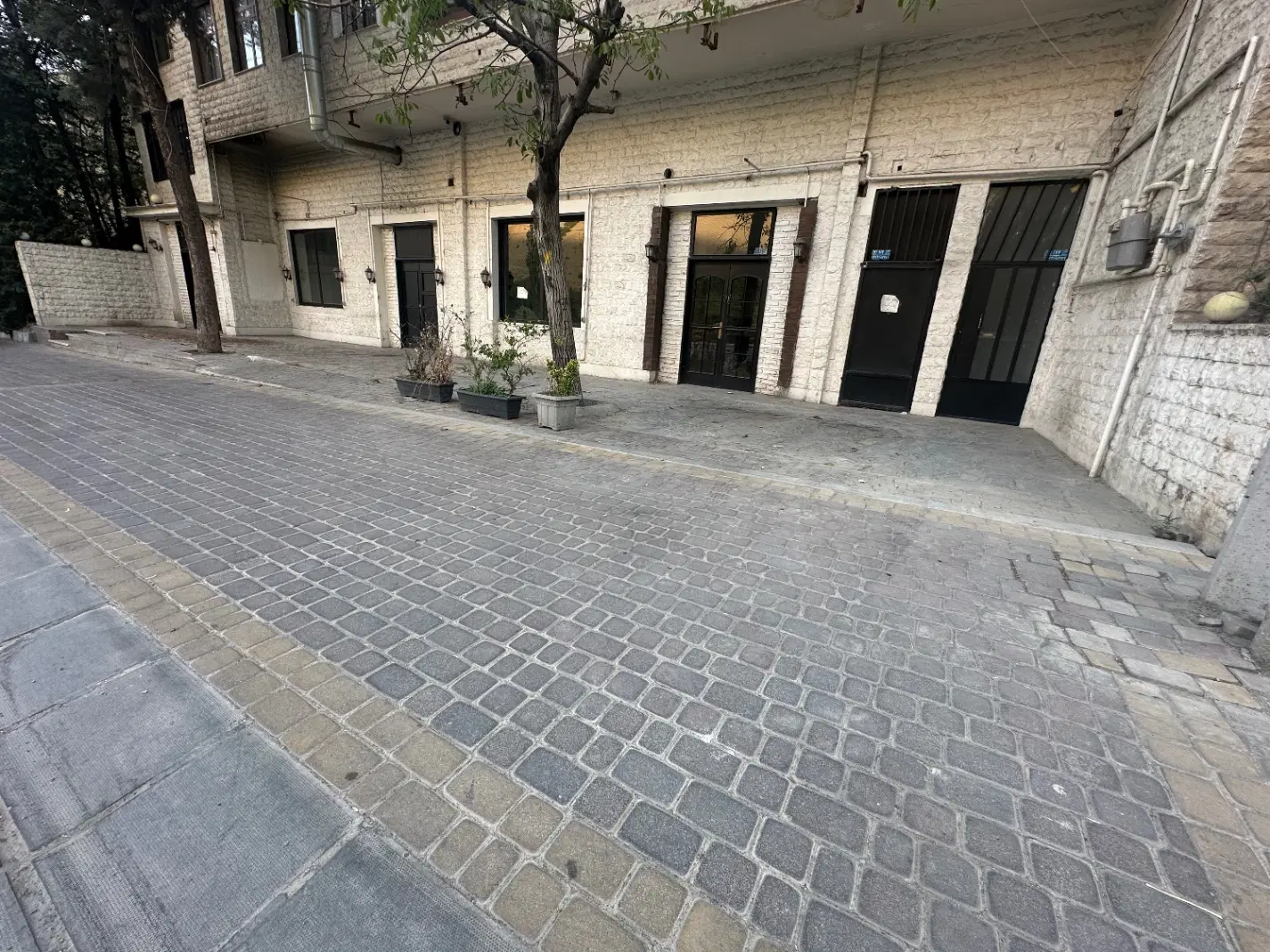 ۲۰۰ متر مغازه تجاری