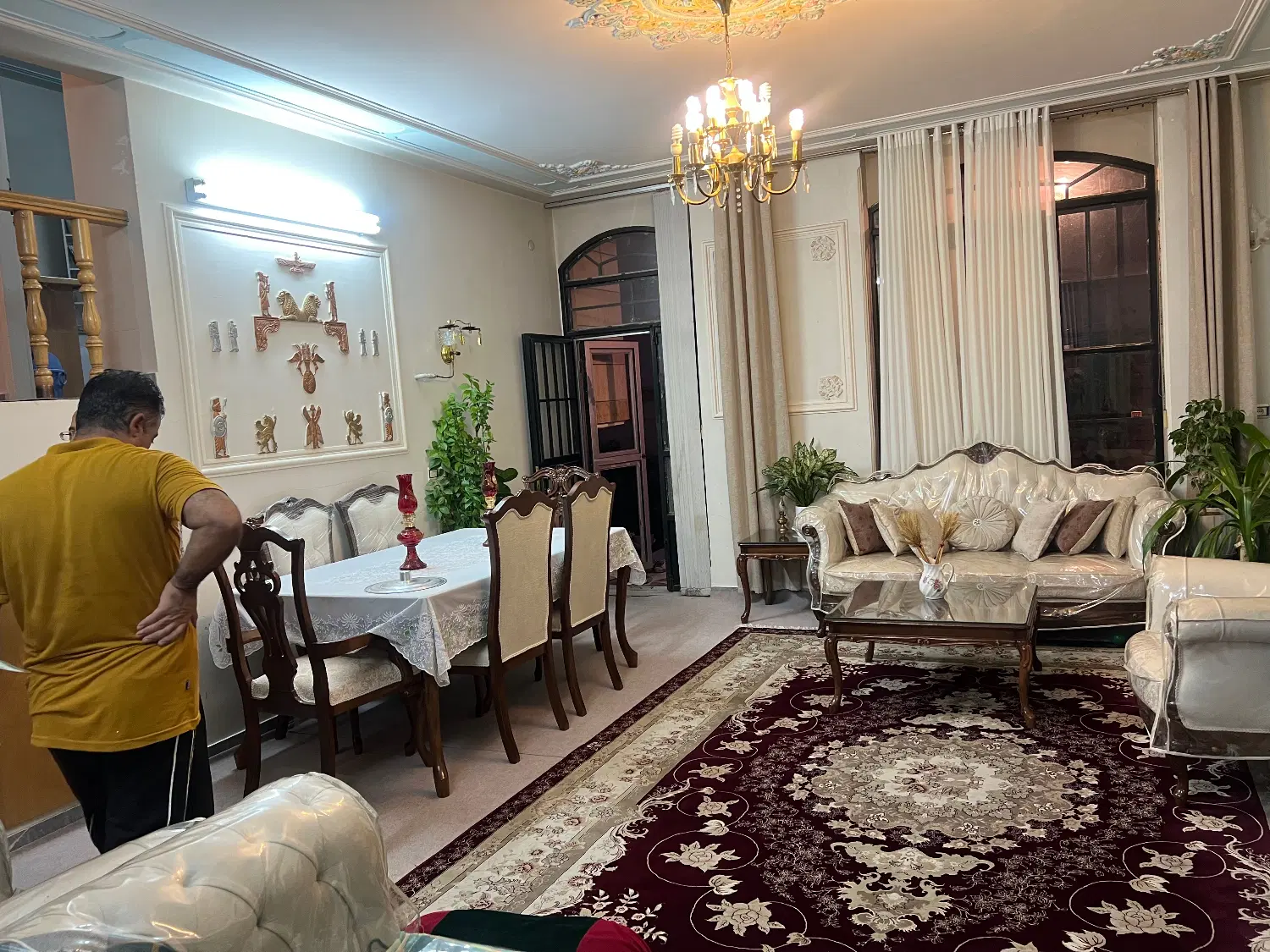 منزل دوطبقه ویلایی درب از ساختمان