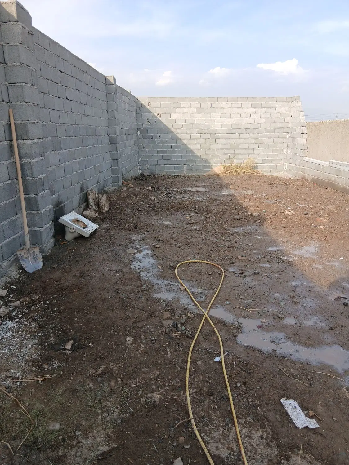 یک قطعه  زمین چهار دیواری