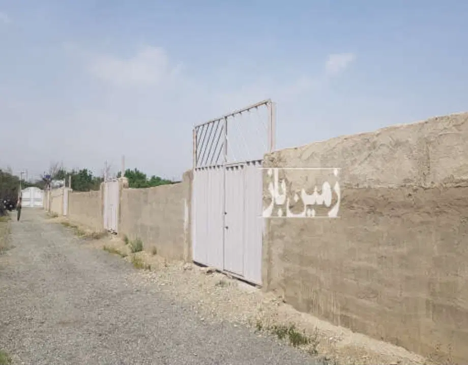 زمین چهار دیواری ۳۰۰ متر