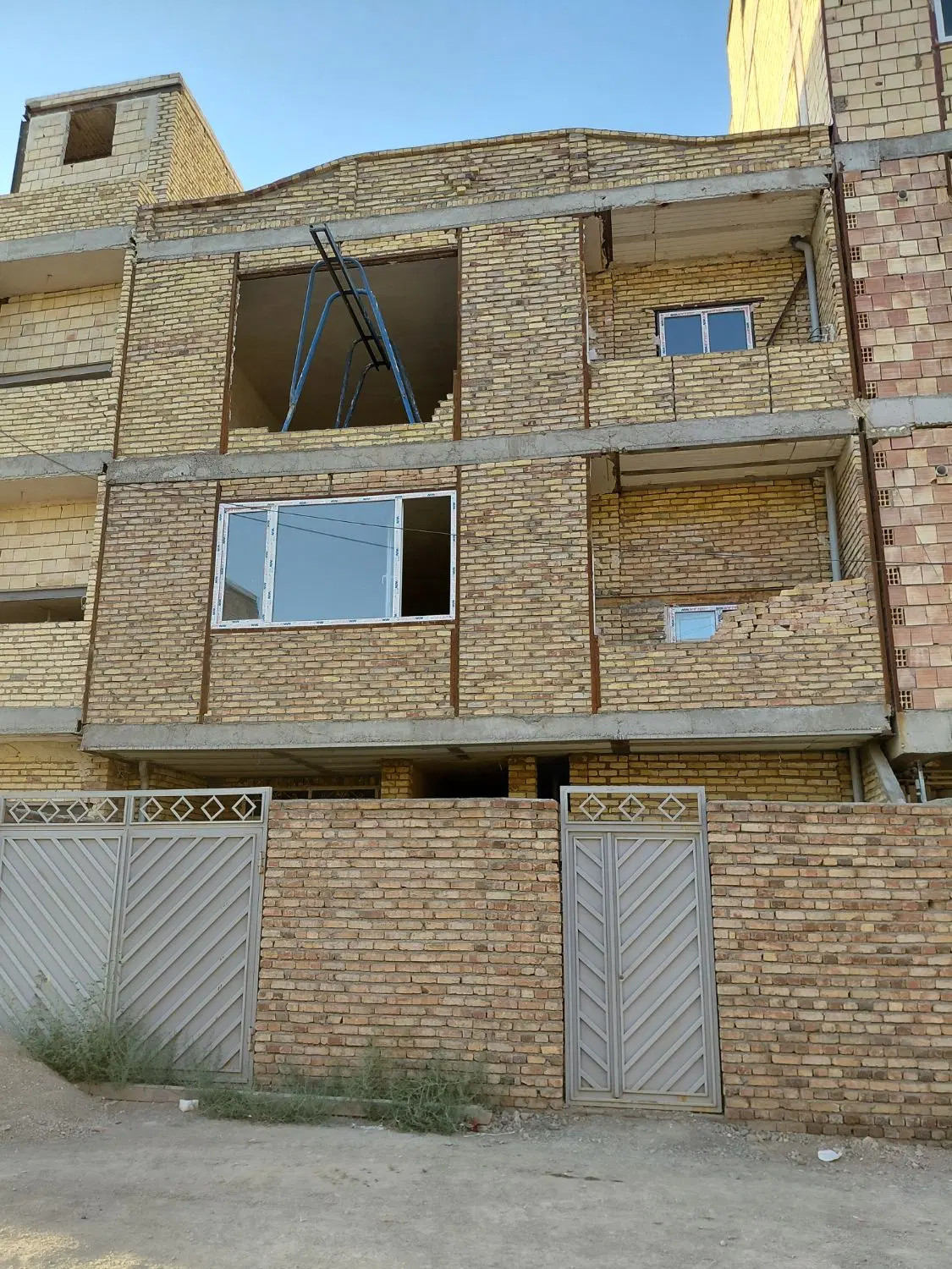 ساختمان نیمه کاره