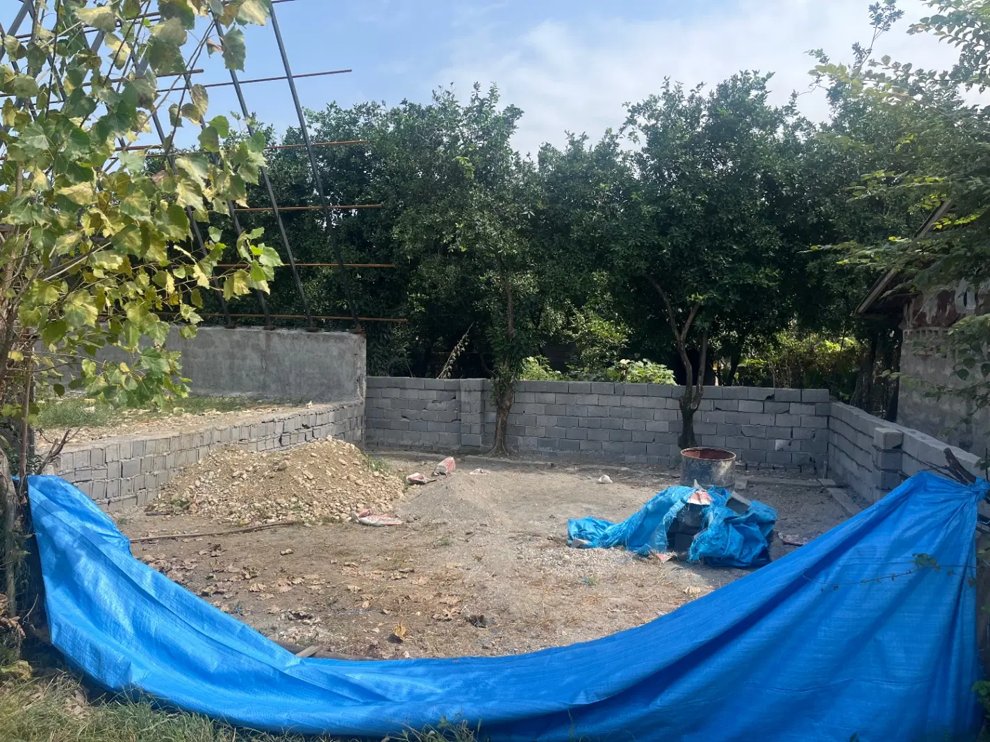 ۱۶۰ زمین مسکونی و یه سازه سویسی ۷۰ متری نیمه کاره