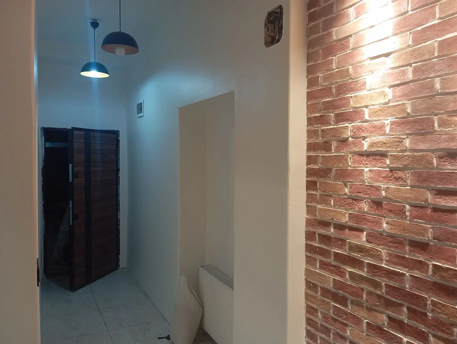 دو طبقه و نیم ساختمان دربست برخیابان بازسازی کامل