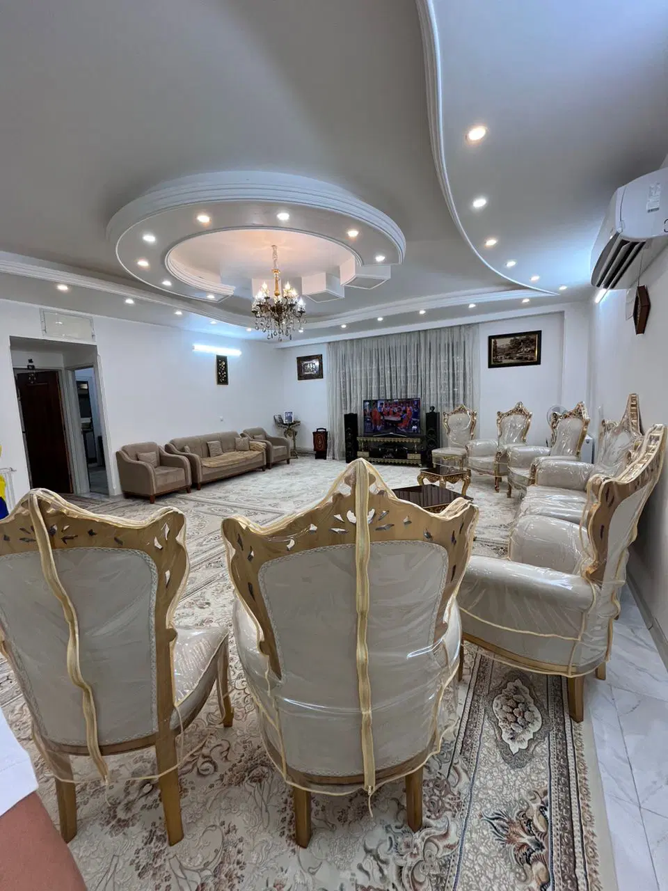 محله ۸ فول امکانات شیک ۹۰ متری بسیار ارزنده