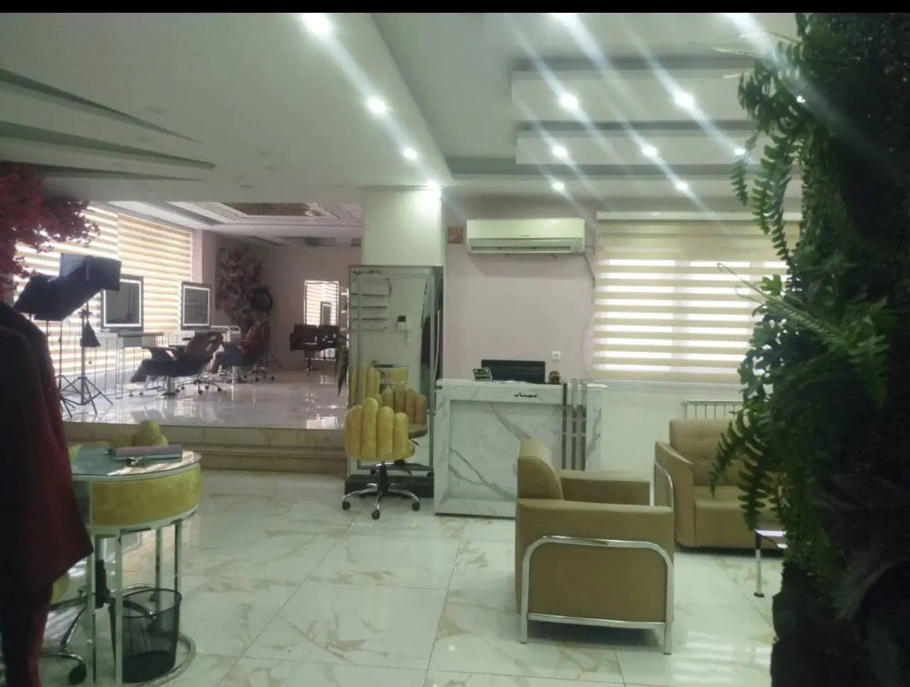 اداری نبش میدان استقلال ۱۲۸ متری