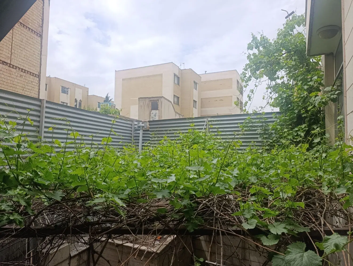 دور قاب با پارکینگ