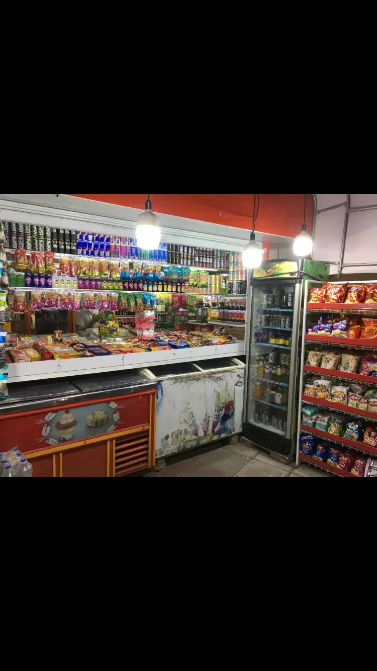 دکه تنقلات وسیگار و مطبوعات