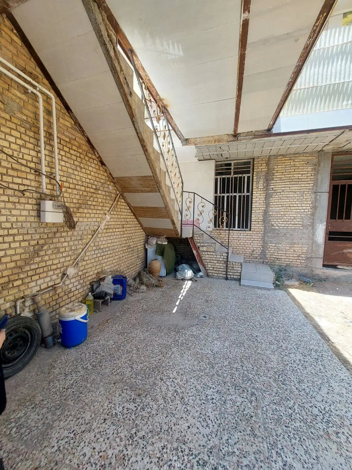 فروش خونه حیاط مجزا طبقه بالا سند دار