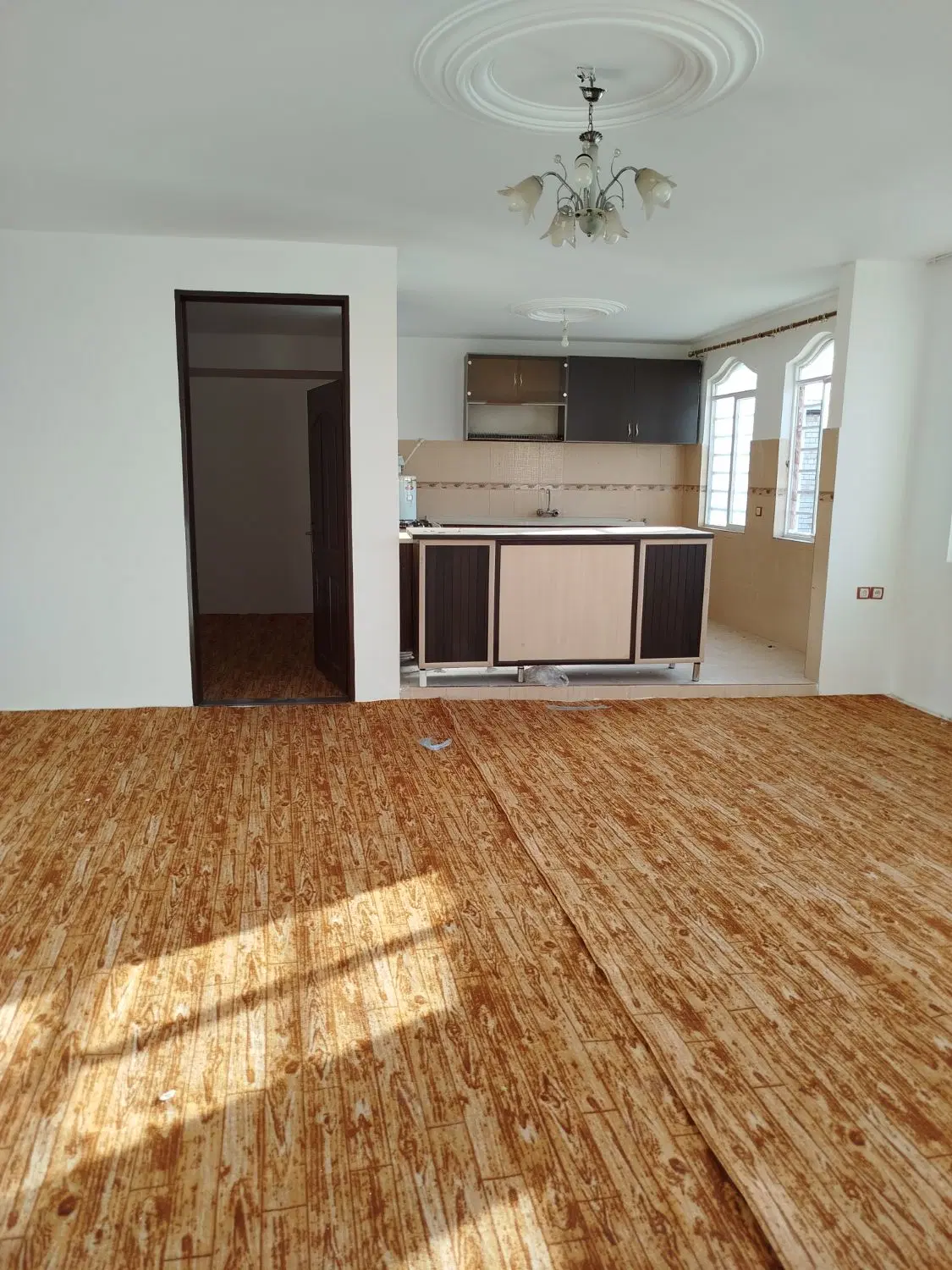 یک حیاط تگ خوابه با دوتا مغازه
