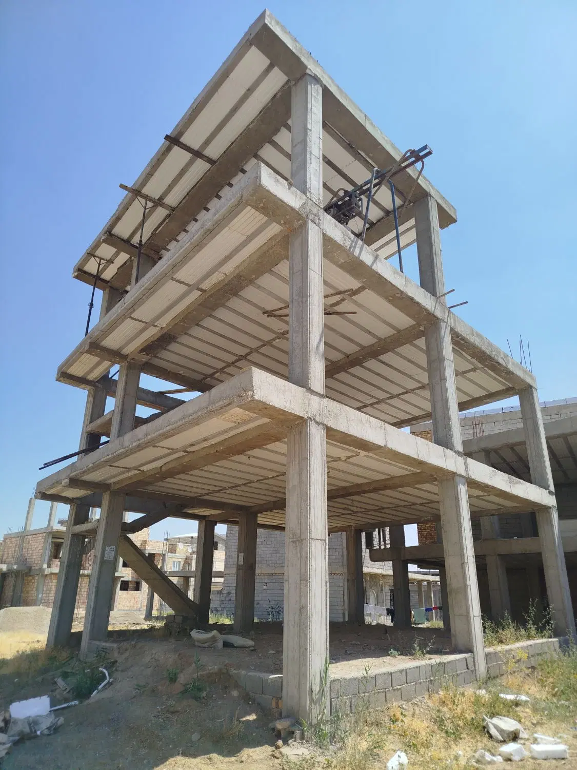 اسکلت سه طبقه دو کله داخل محدوده در سیزده ابان