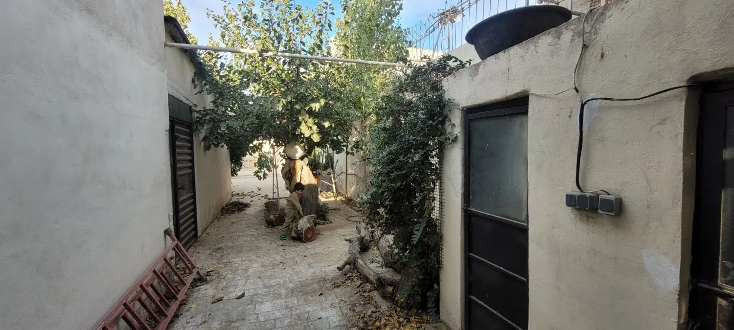ویلایی مسکونی با مغازه