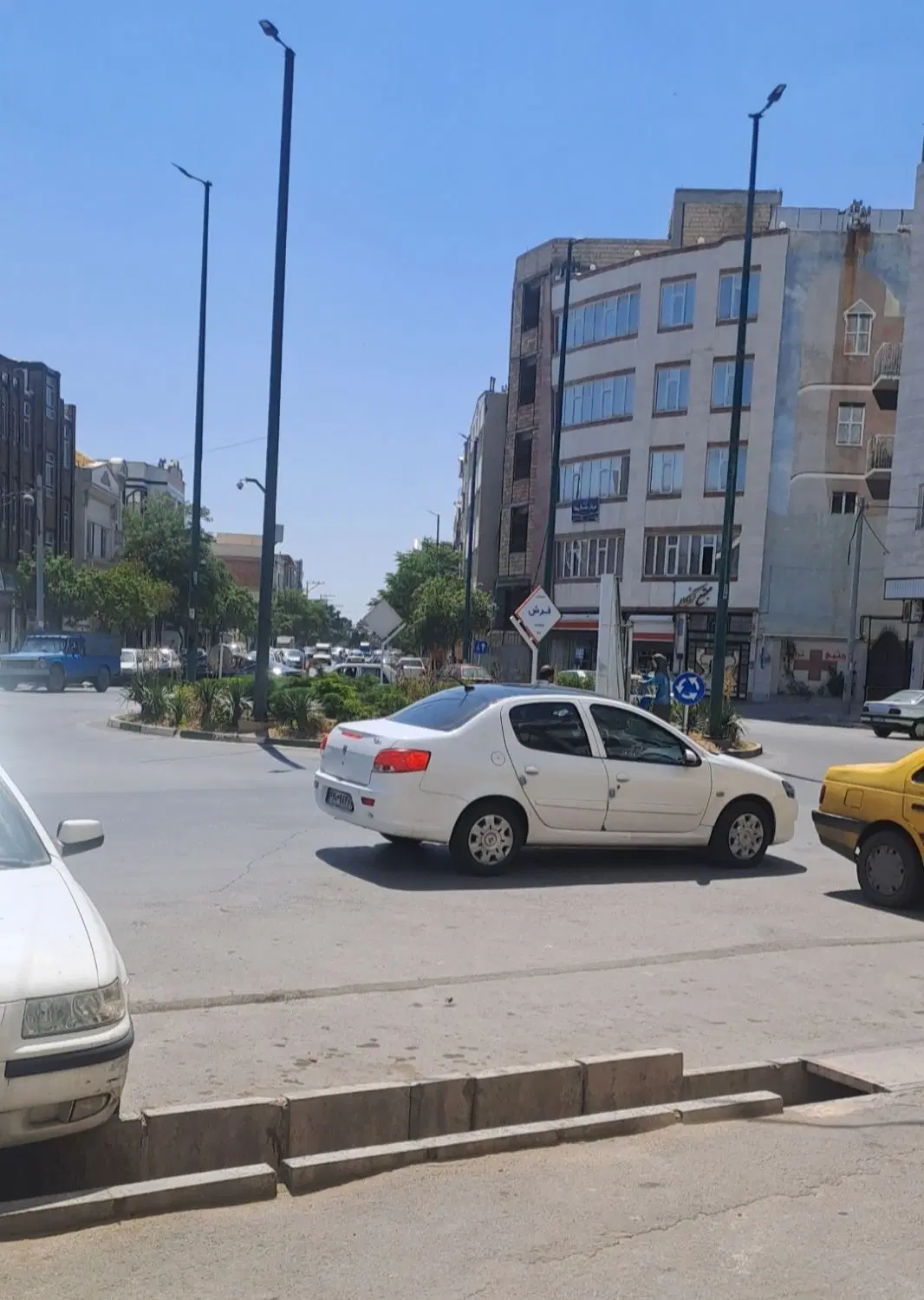 فروش مغازه تجاری سنددار بر اصلی میدان فرش