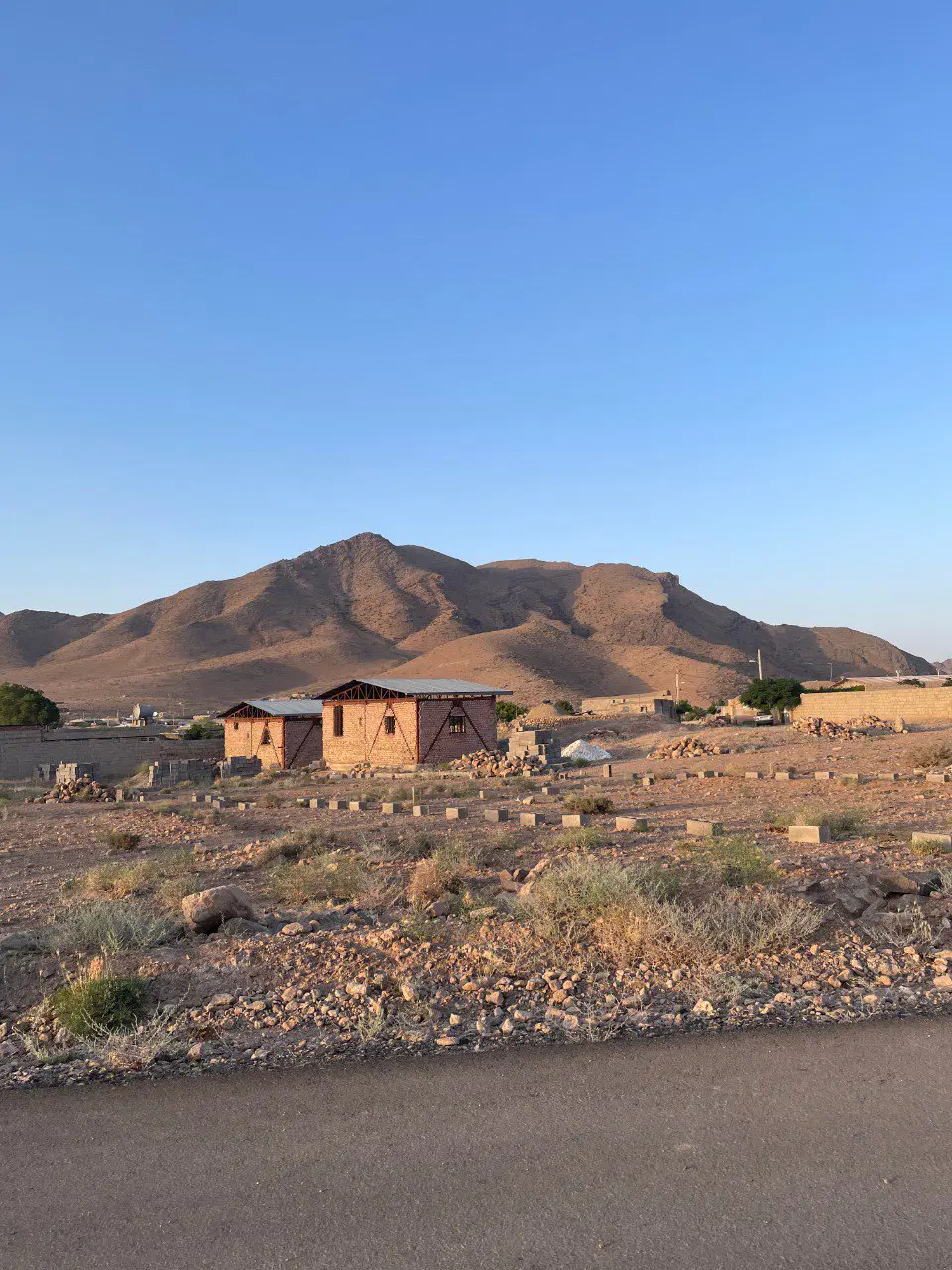 زمین و خانه نیمه کاره روستای چشمه گز