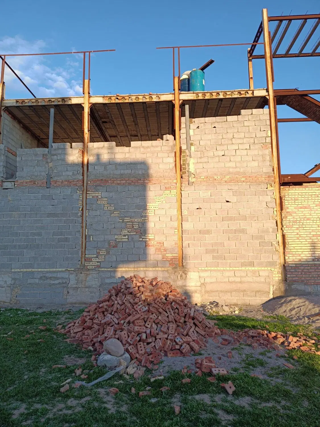 خانه دو طبقه نیمه کاره