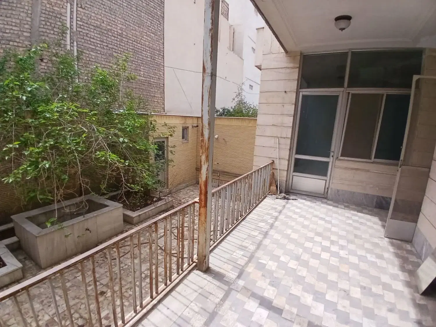 ویلایی ۲۵۰متری_۷خواب_مناسب سکونت و کاربری اداری