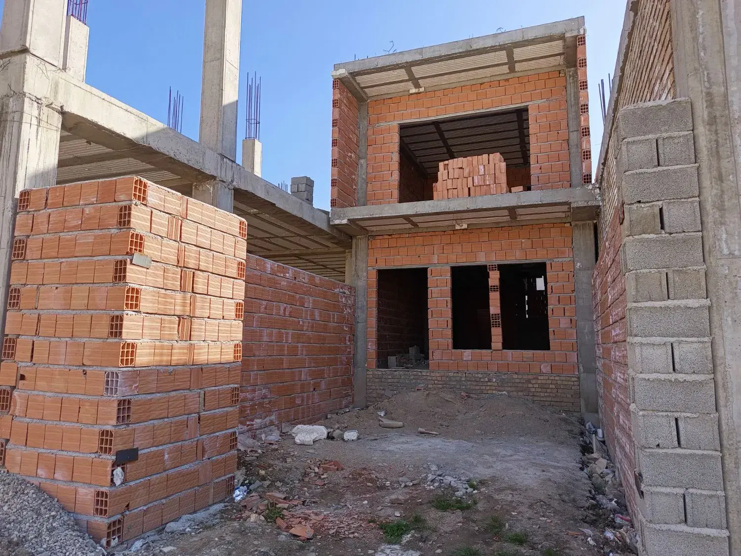 ساختمان نیمه کاره