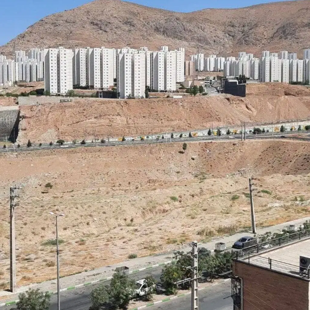 ۲۰۰ متر زمین در زیر میدان تره بار