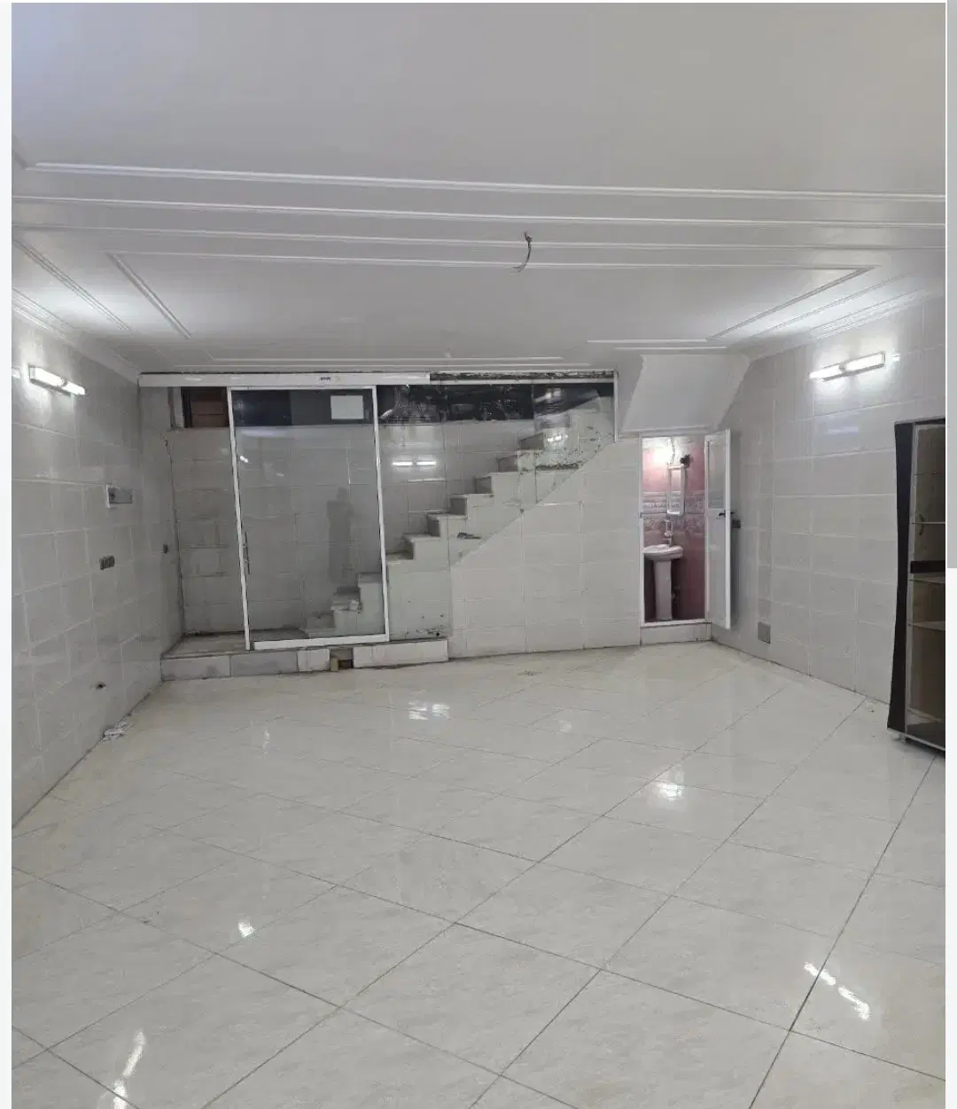 زیرزمین کارگاهی _بر خیابان اصلی_ راه جدا _ سنددار