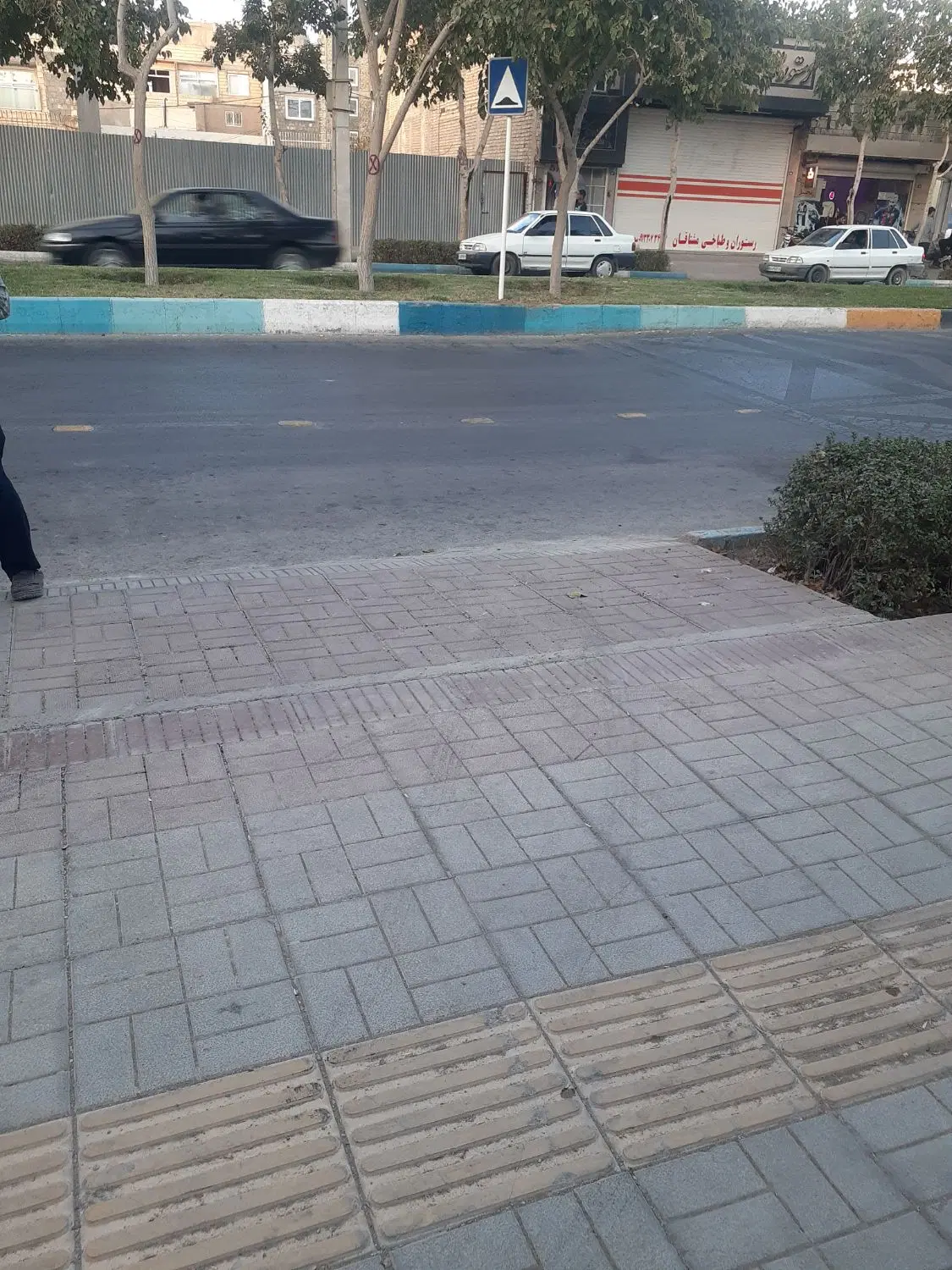 چهار دیواری بر خیابان اصلی