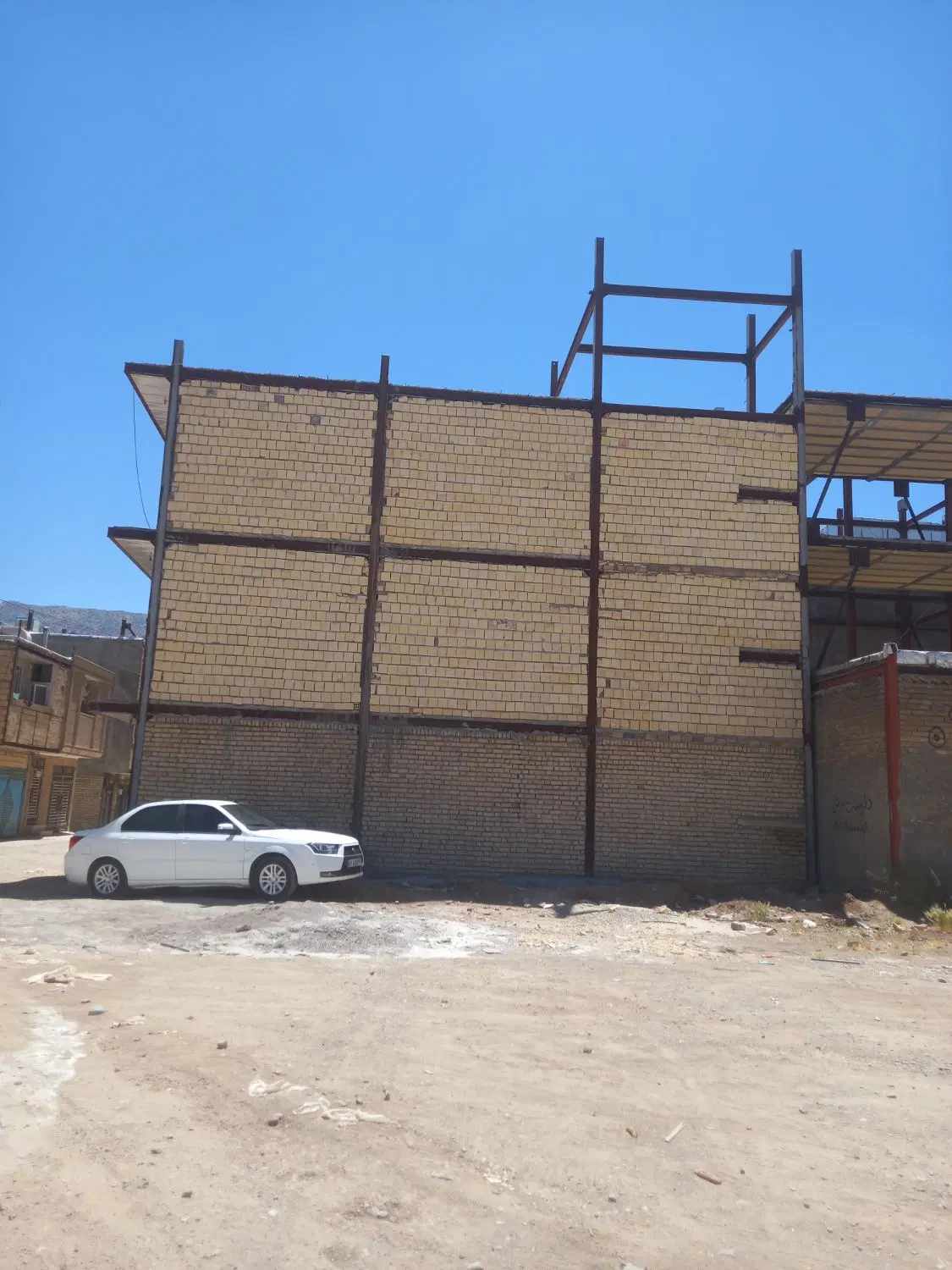 ساختمان نیمه کاره،پاپی خالدار