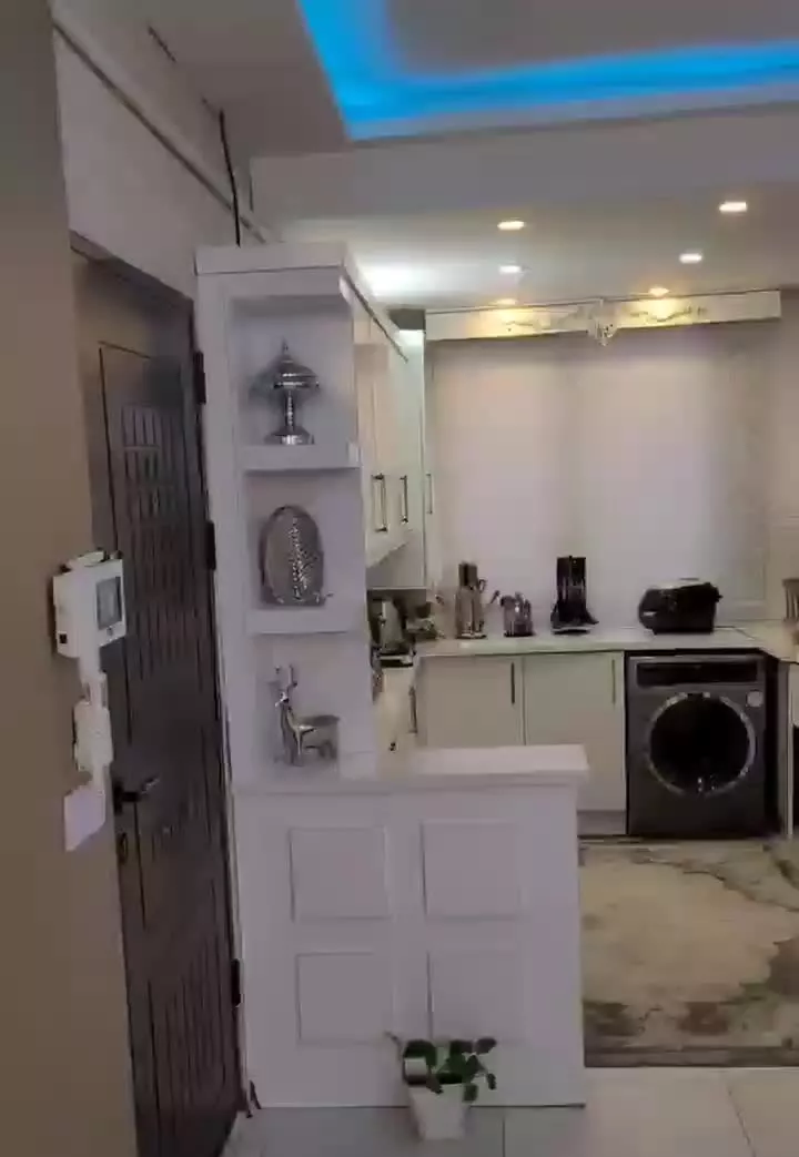 واحد ۹۳ متری بسیار شیک با پارکینگ کاملا اختصاصی