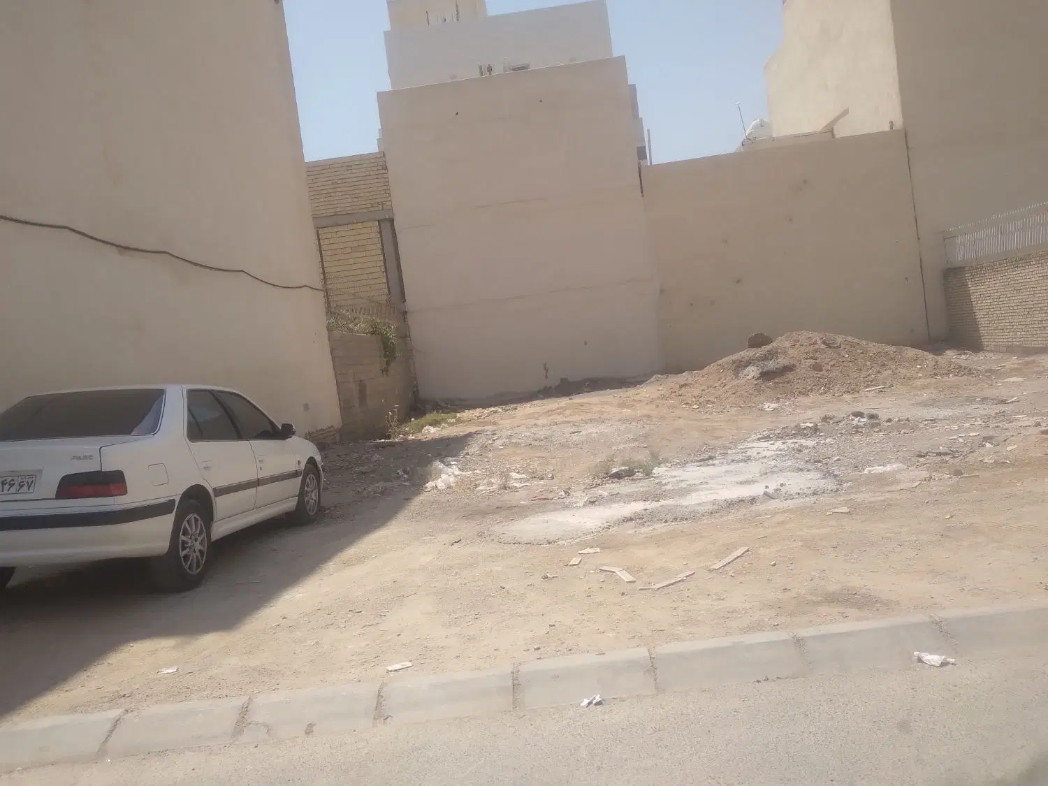 زمین ۲۲۵ متری جنوبی درب ساخت