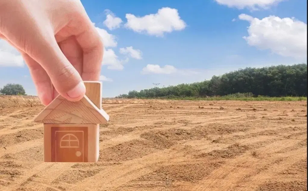 زمین فروشی جنب ایستگاه راه آهن