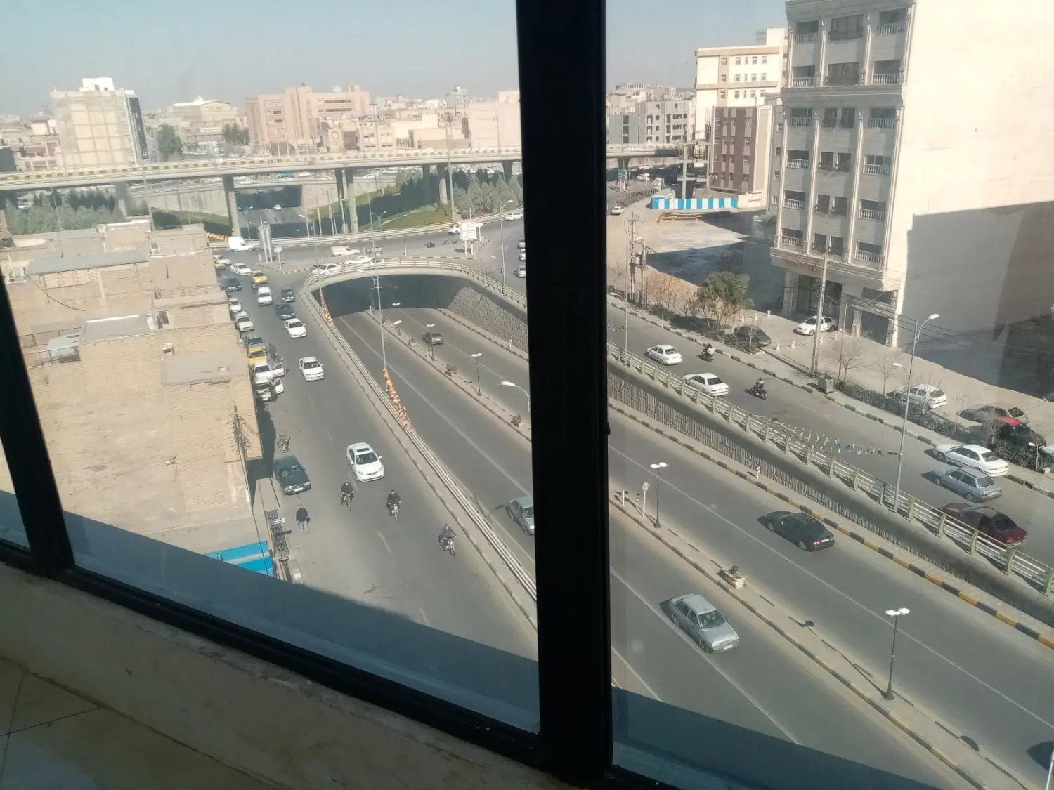 مغازه تجاری دونبش به خیابان اصلی